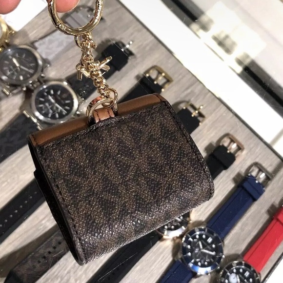 New with tags. Michael Kors case for iPods - Picture 6 of 6